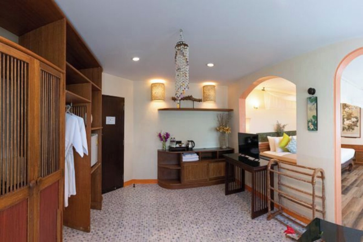 Minibar, in-room safe, WiFi (free), bed sheets