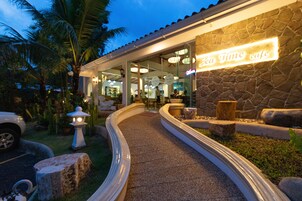 Breakfast, lunch, dinner served; international cuisine, beach views 