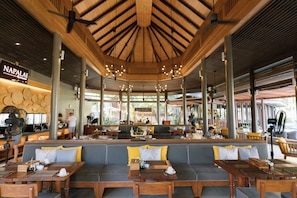 3 restaurants, breakfast, lunch, dinner served; international cuisine - APSARA Beachfront Resort and Villa (Takua Pa)