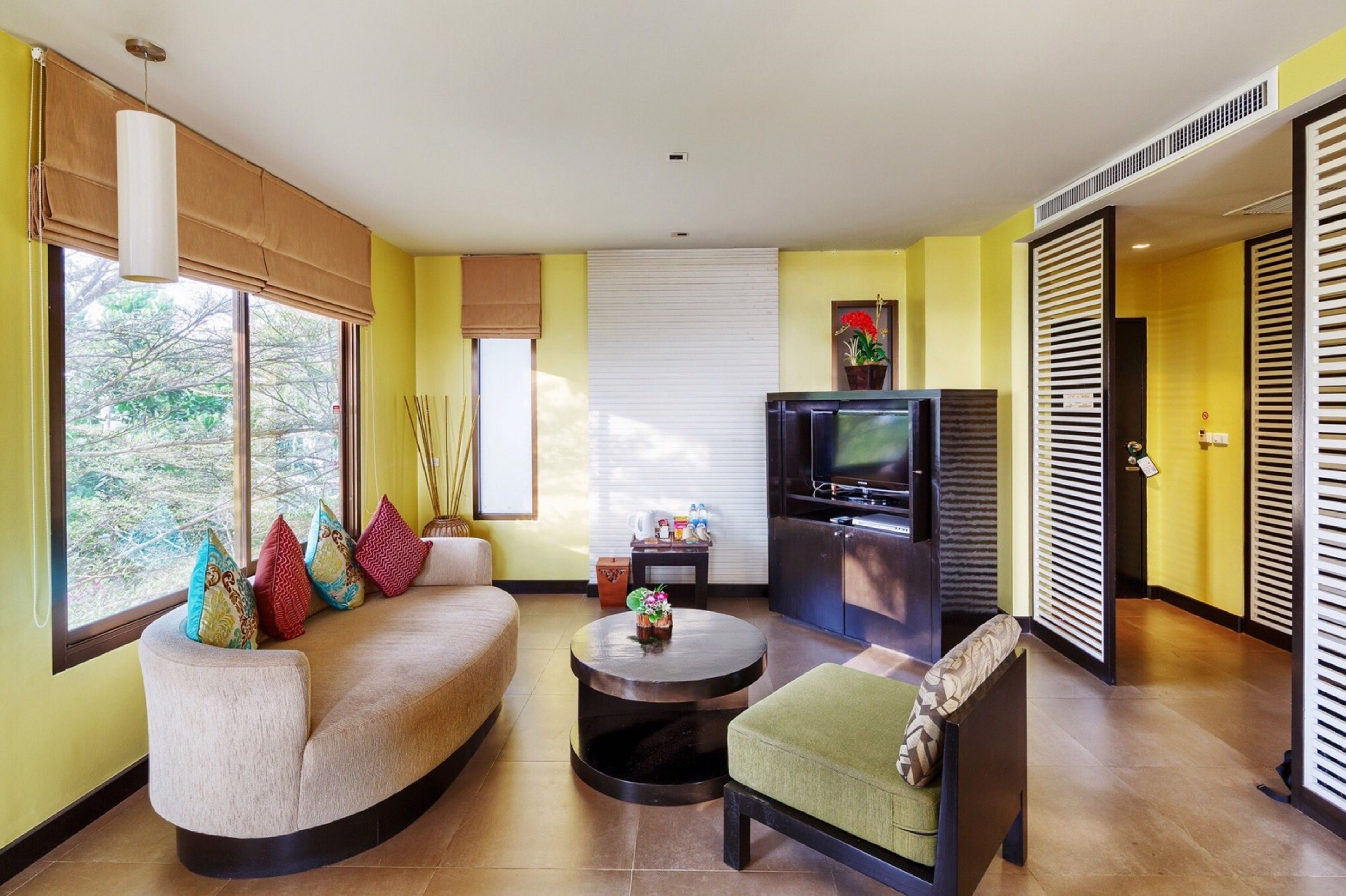 suite, 1 king bed, sea view | living room | 40-inch lcd tv with satellite channels, tv