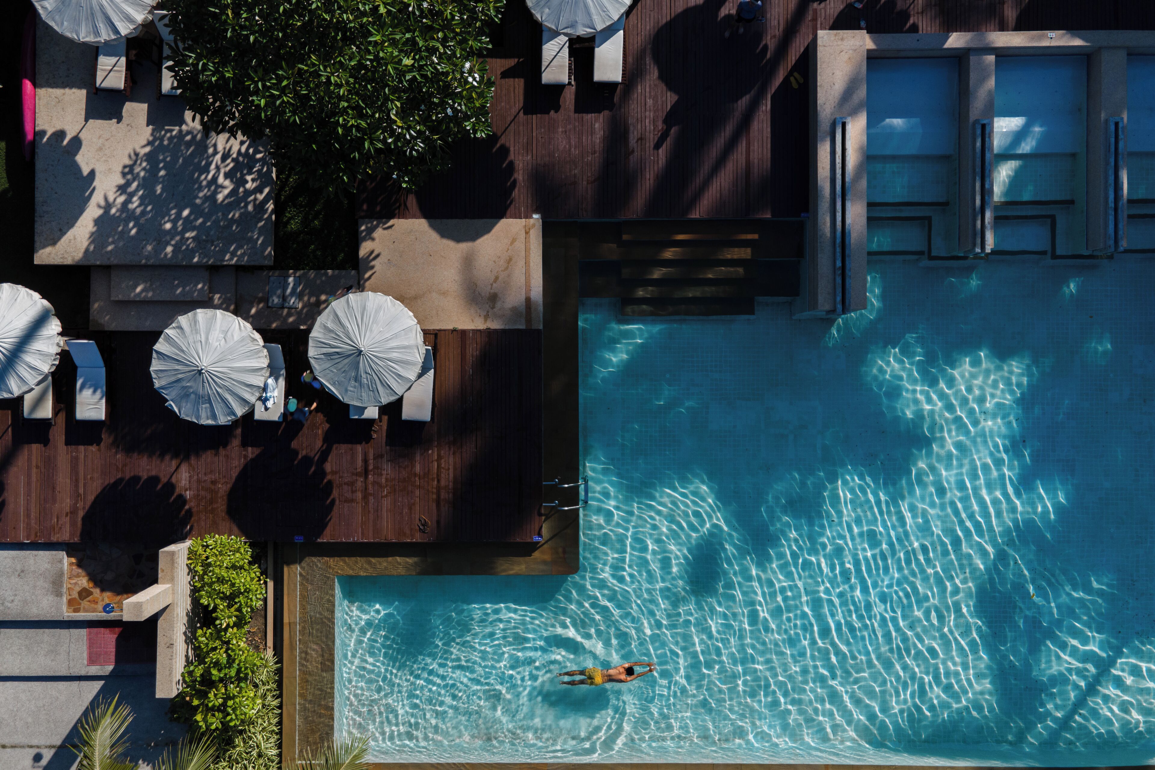 3 outdoor pools, pool loungers