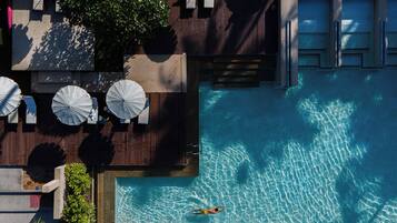 3 outdoor pools, pool loungers