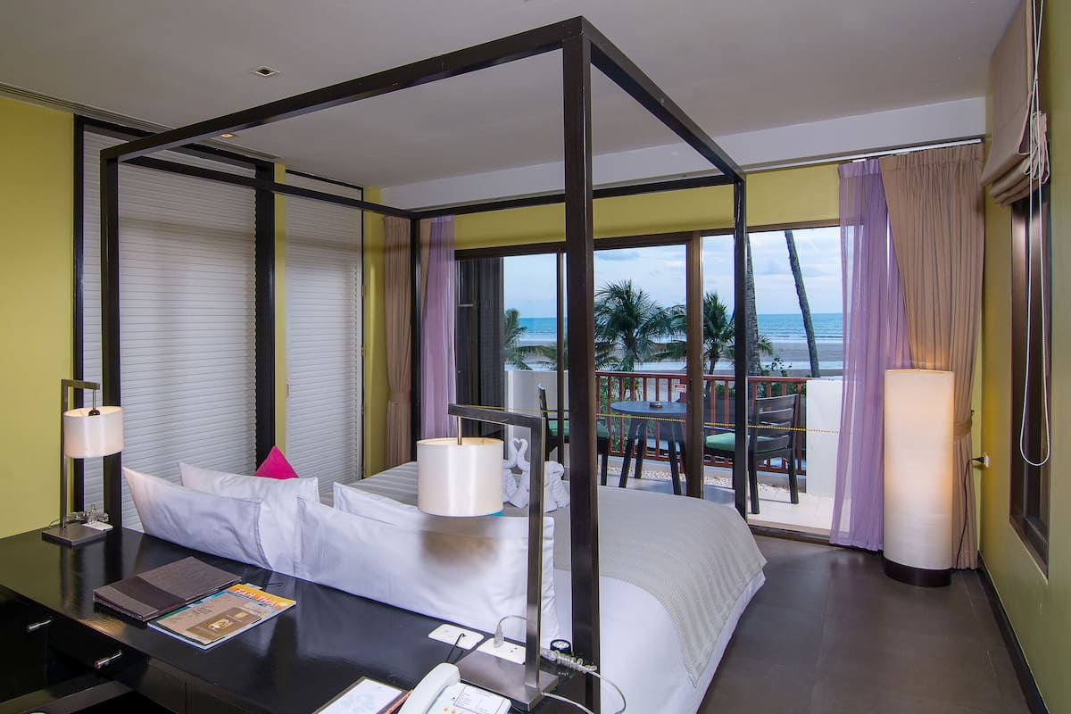 Suite, 1 King Bed, Sea View | In-room safe, desk, free cribs/infant beds, free WiFi