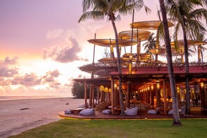 Accommodatie ligt op het strand, ligstoelen, parasols, strandlakens