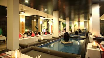 3 restaurants, breakfast, lunch, dinner served; international cuisine