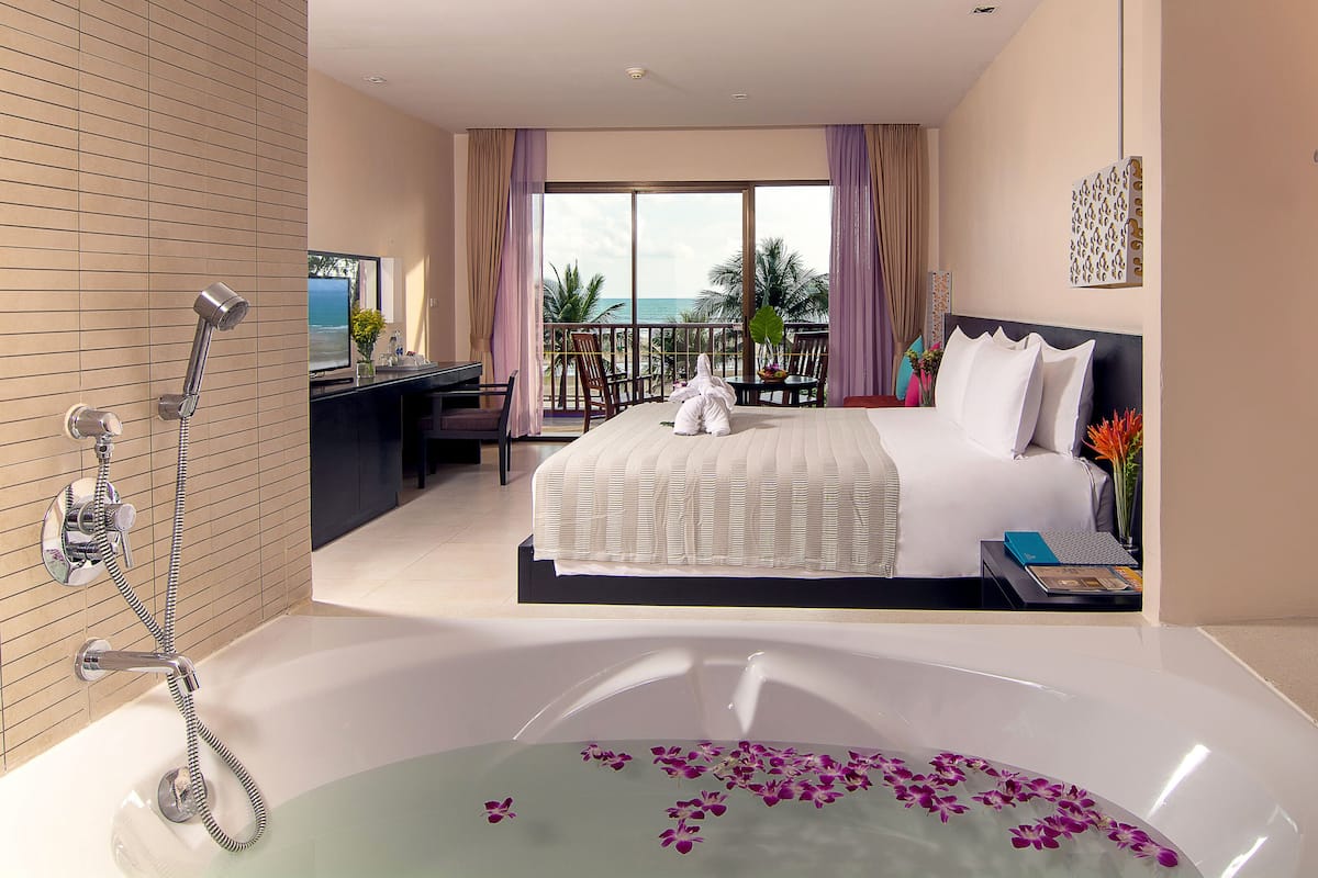 Deluxe Room, Sea View | Bathroom | Eco-friendly toiletries, hair dryer, bathrobes, slippers