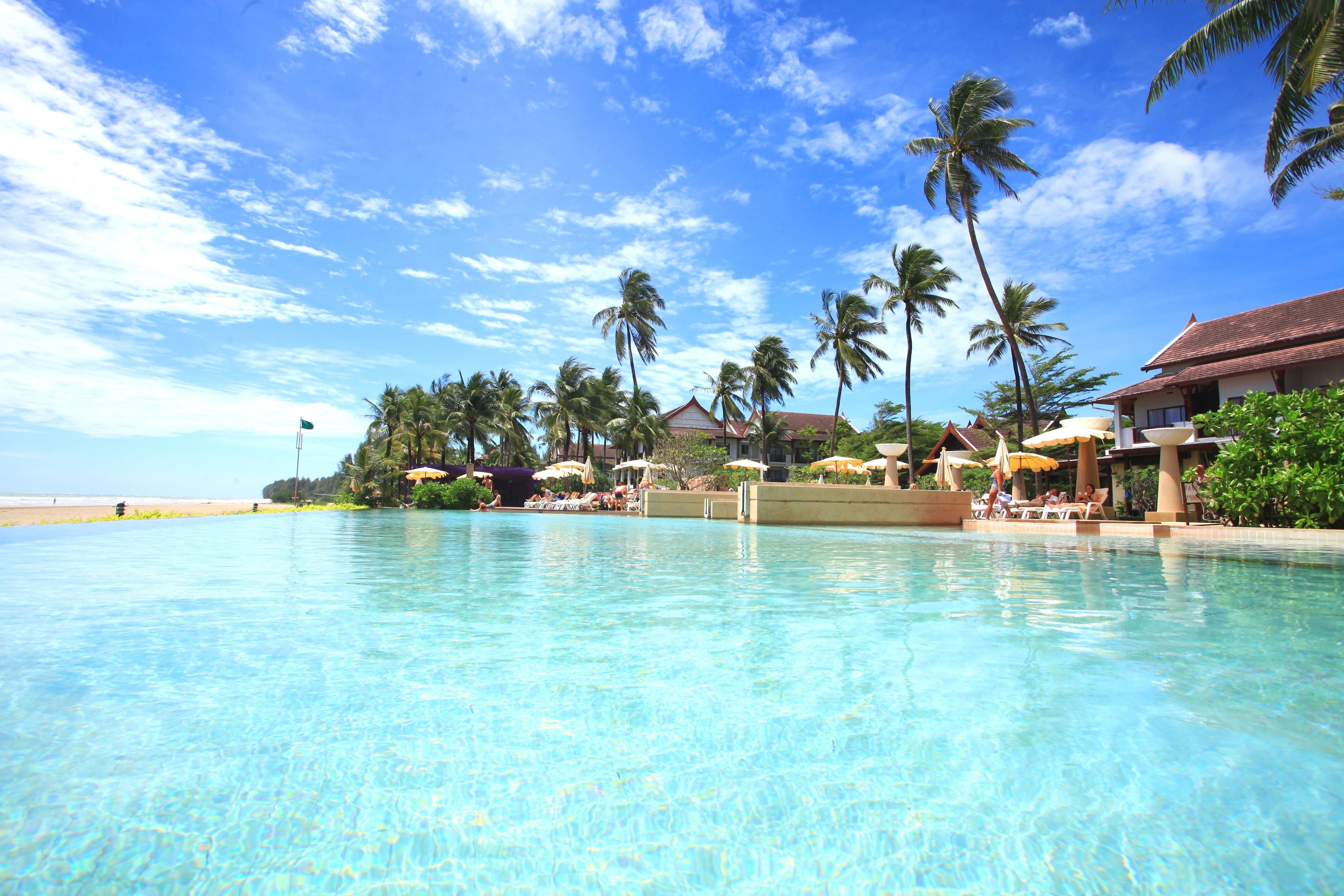 3 açık yüzme havuzu, şezlonglar 