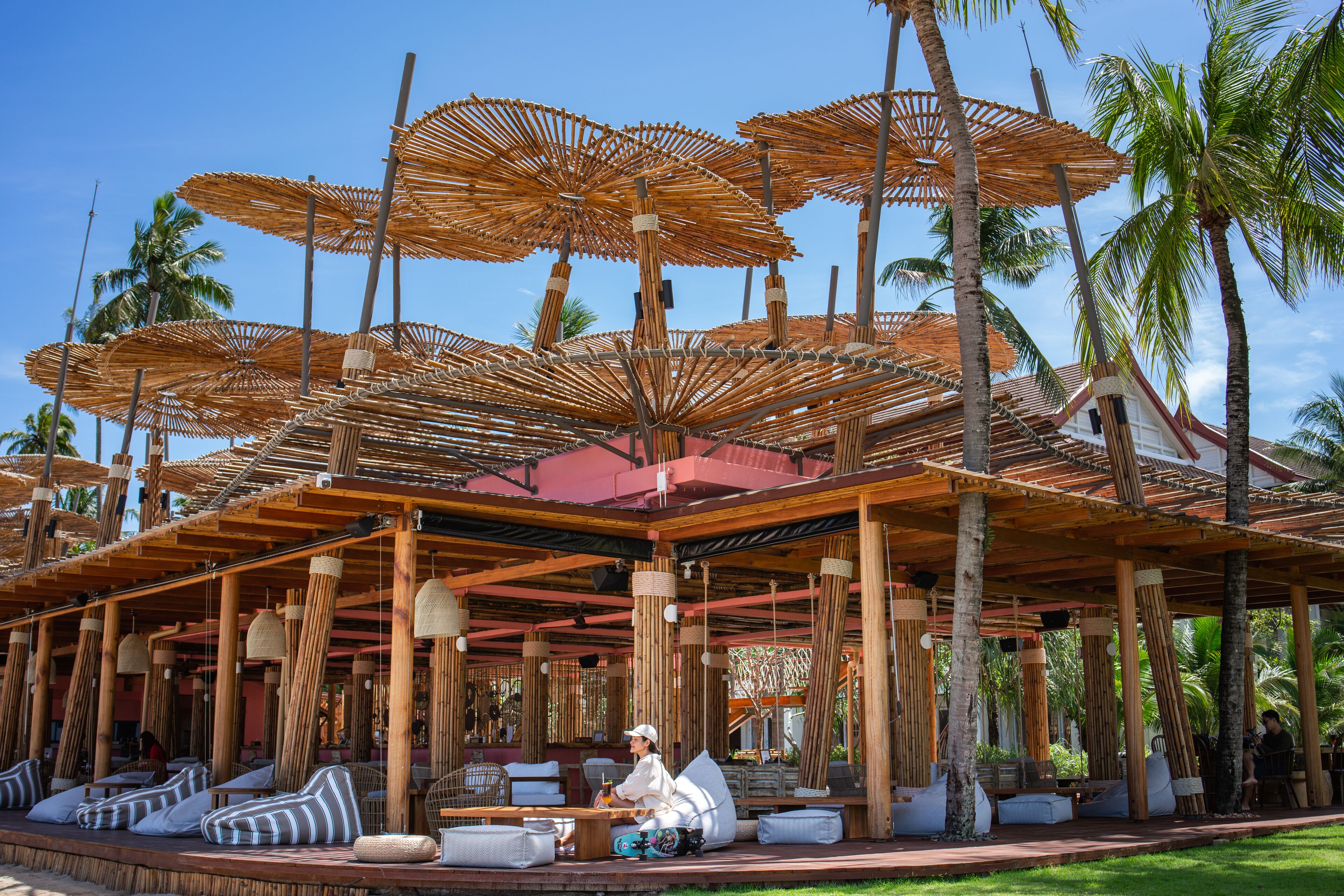 3 restaurants, breakfast, lunch, dinner served; international cuisine