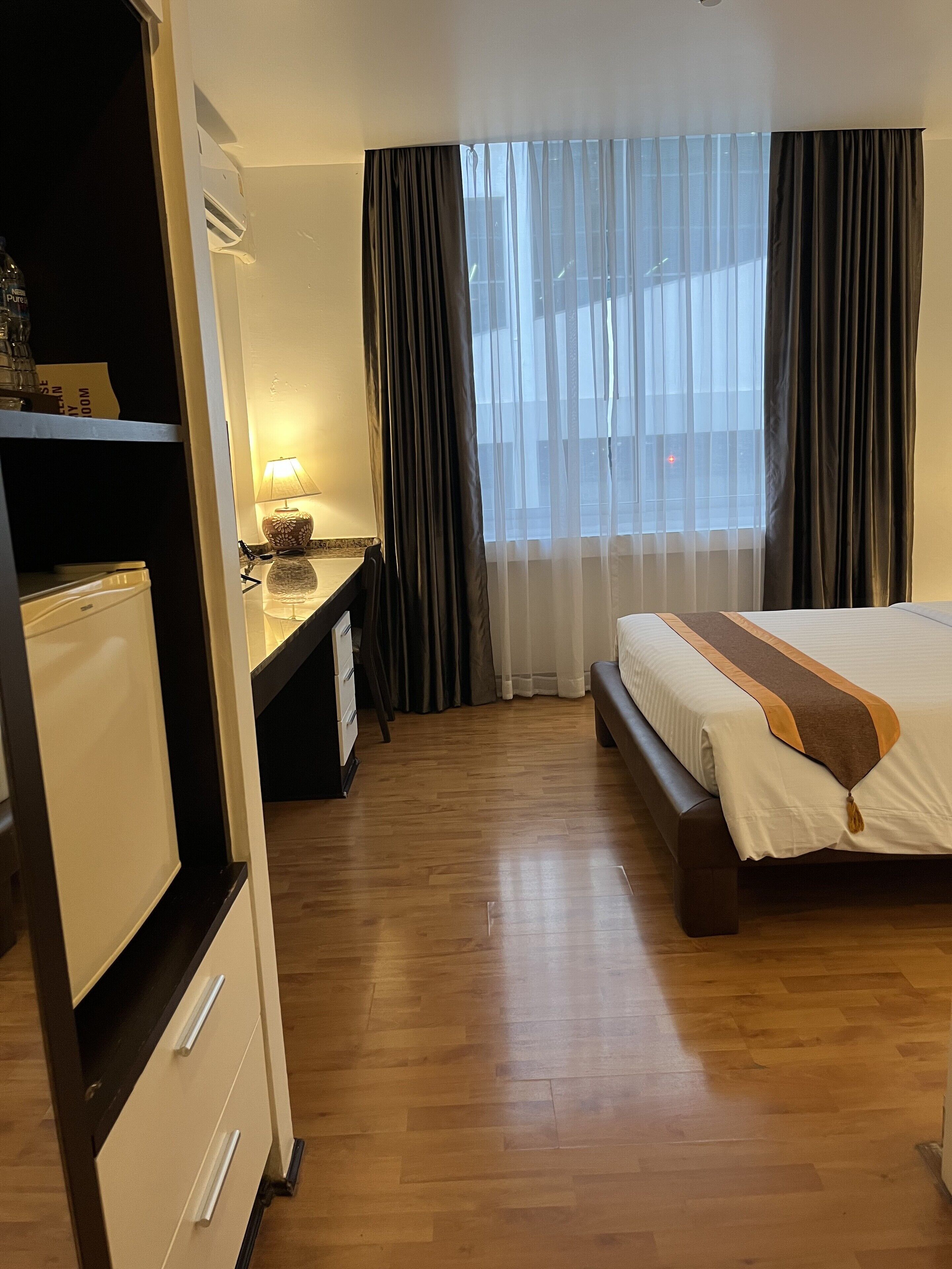 deluxe double room | minibar, desk, free wifi, bed sheets
