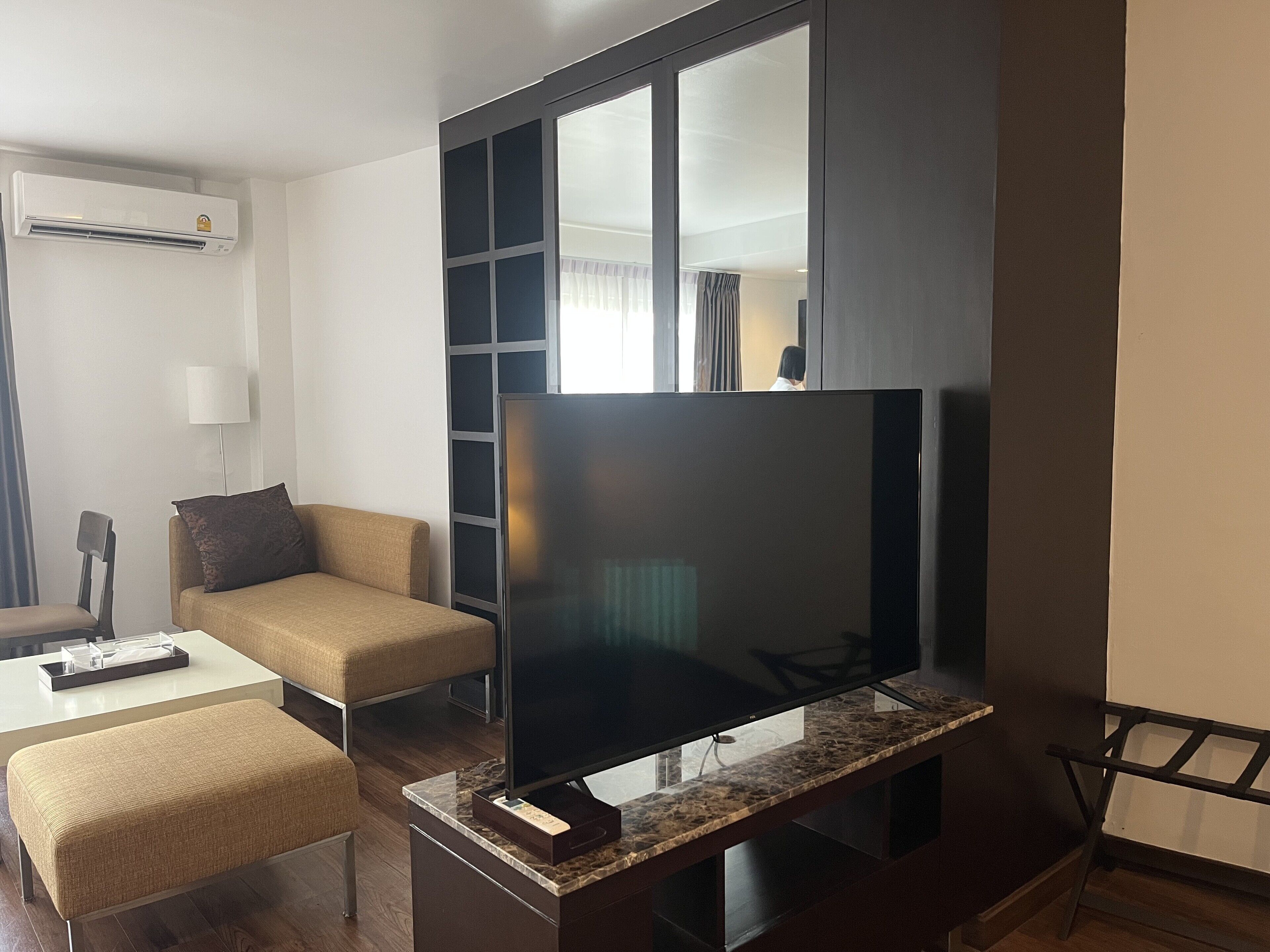 the bedrooms executive corner | minibar, desk, free wifi, bed sheets