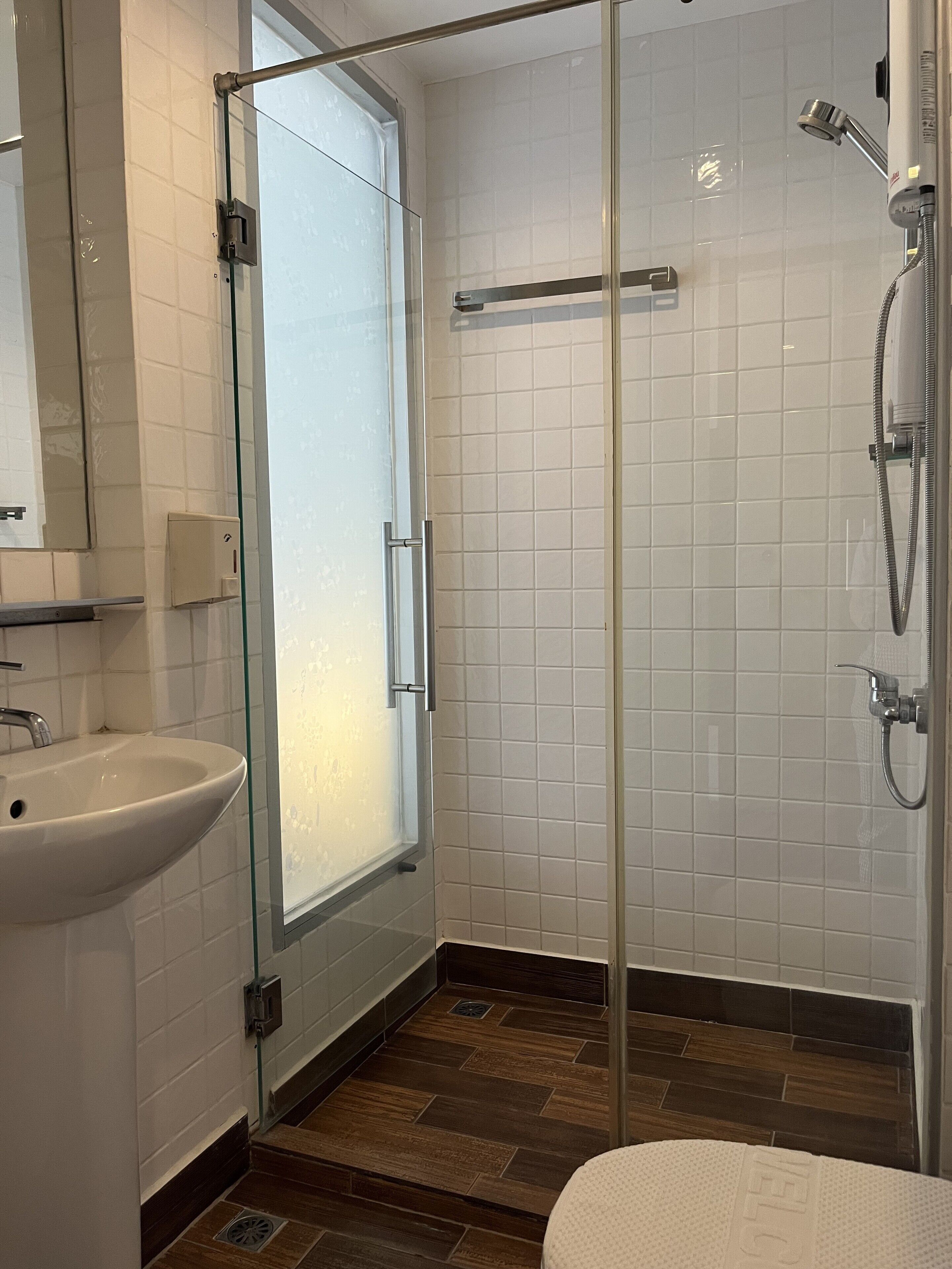 the bedrooms executive corner | bathroom | shower, hair dryer, towels