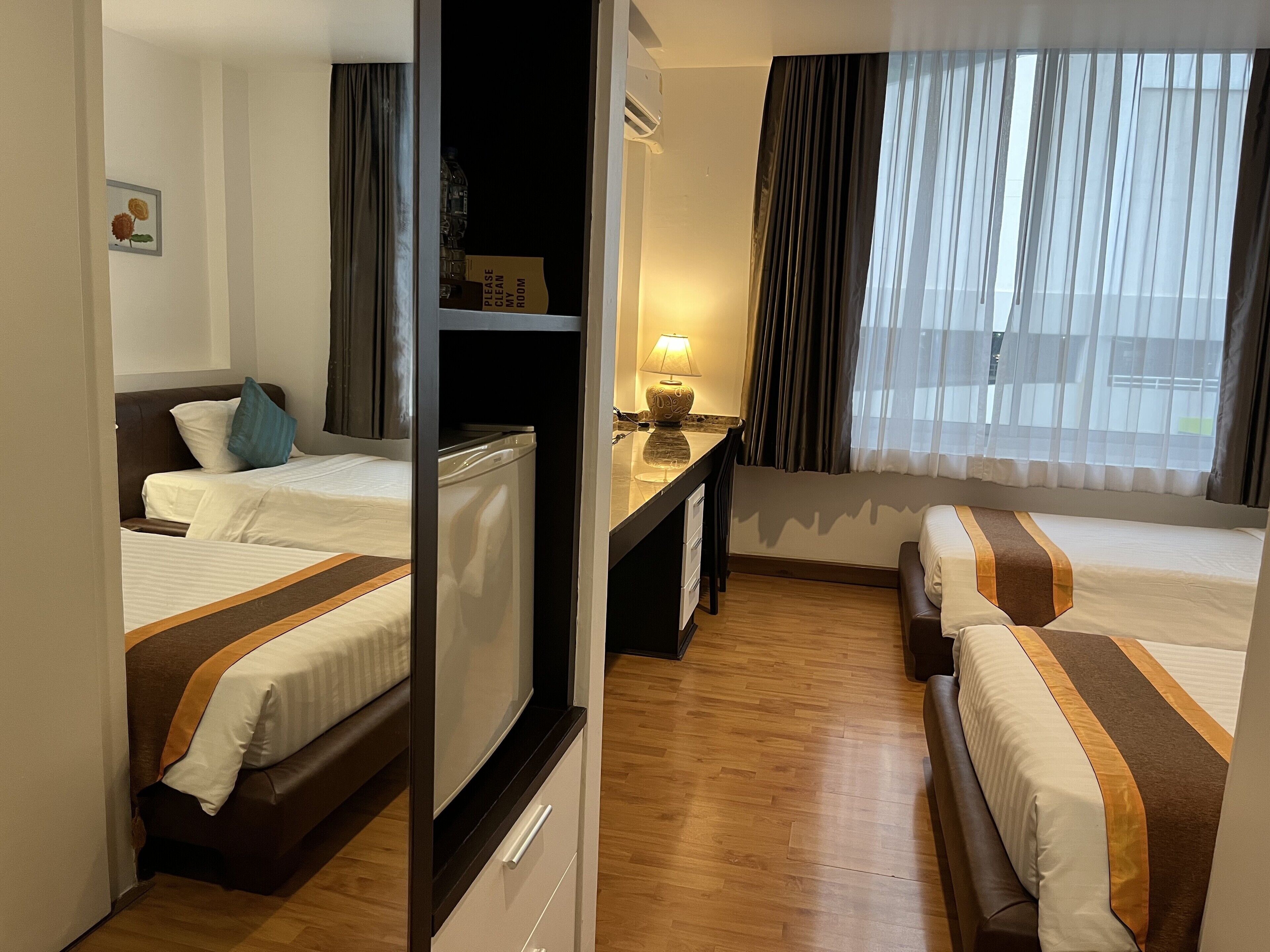 deluxe twin room | minibar, desk, free wifi, bed sheets