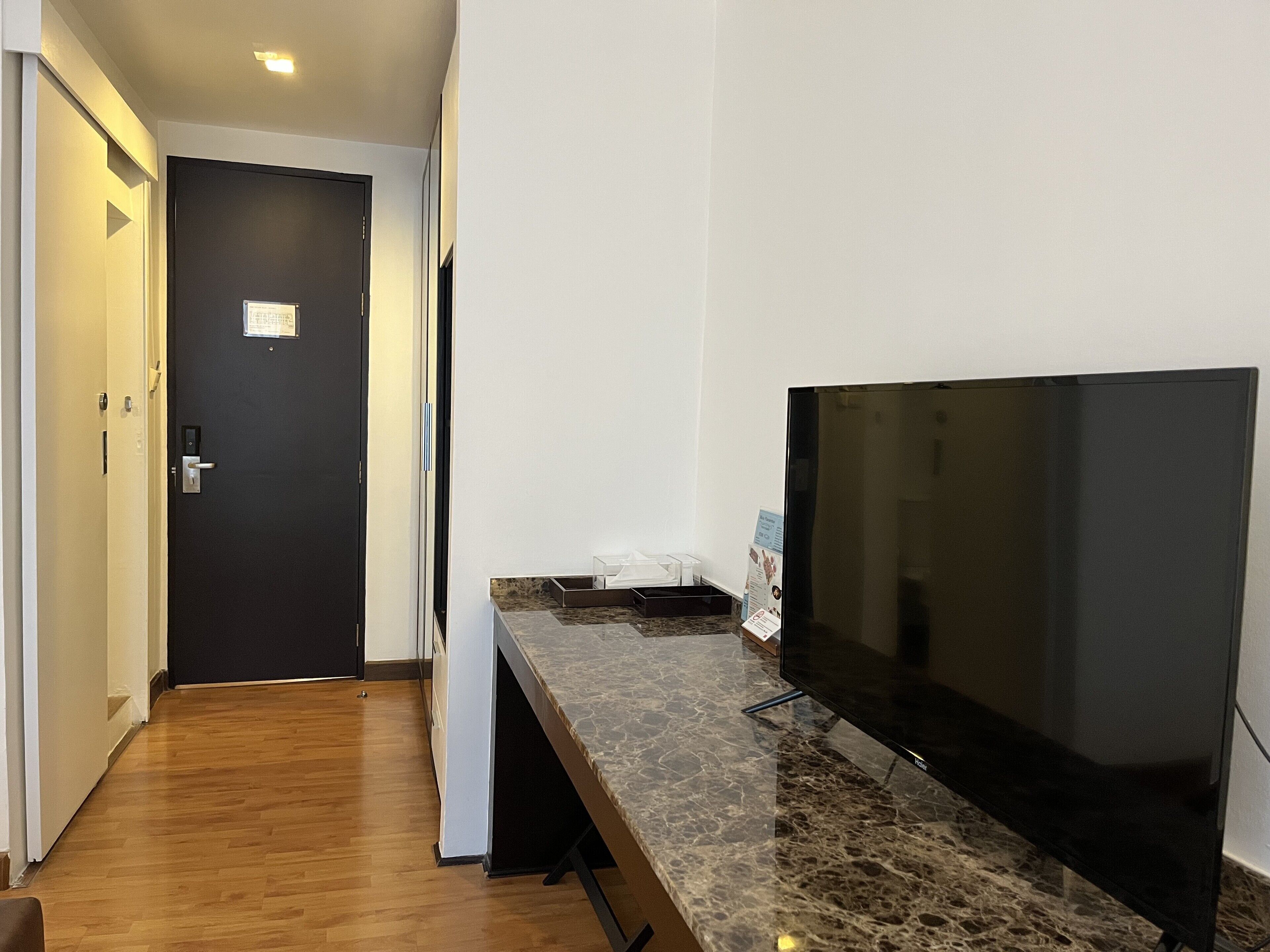 deluxe double room | minibar, desk, free wifi, bed sheets