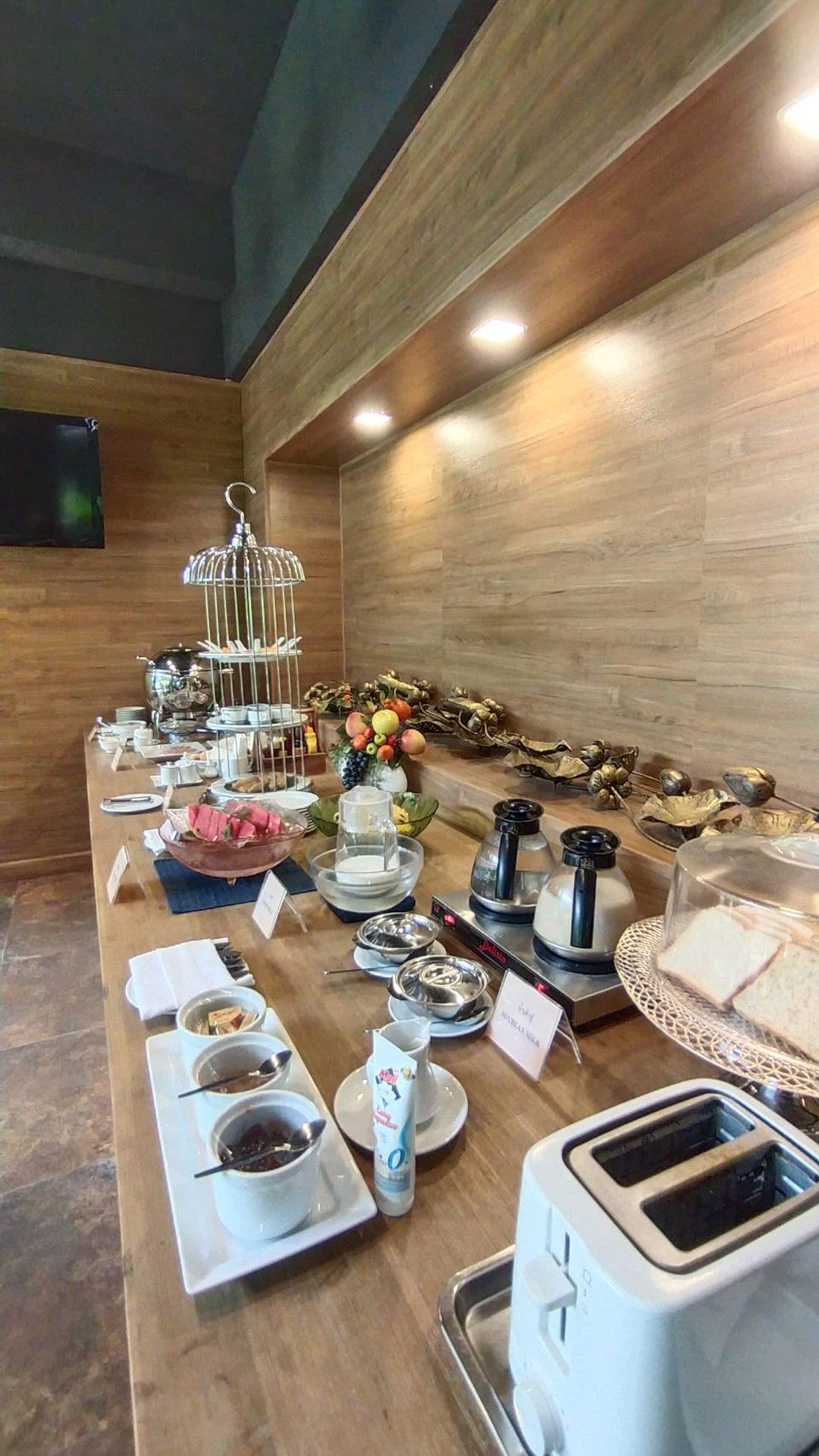 daily cooked-to-order breakfast (thb 250 per person)