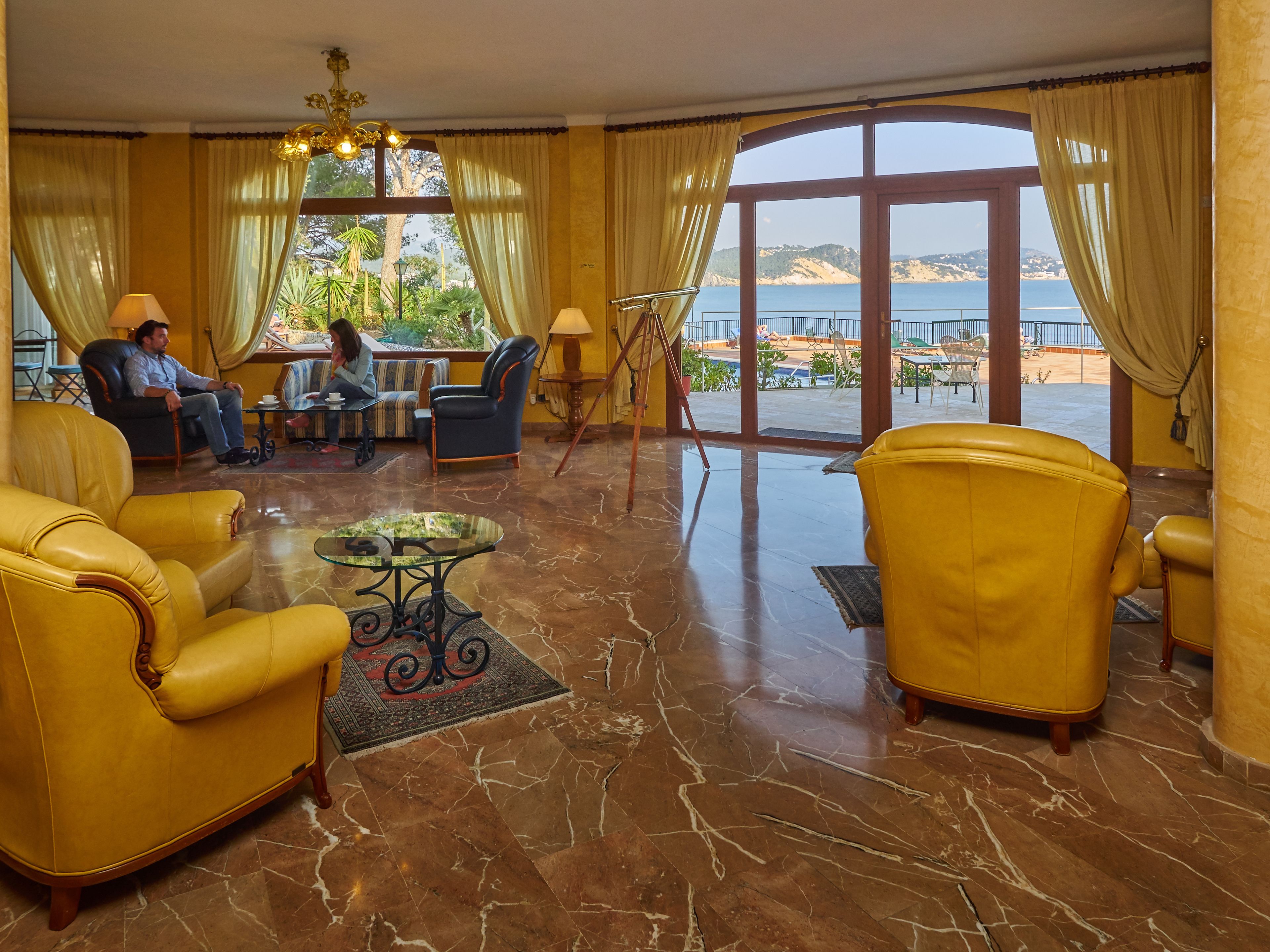 3 bars/lounges, swim-up bar, poolside bar