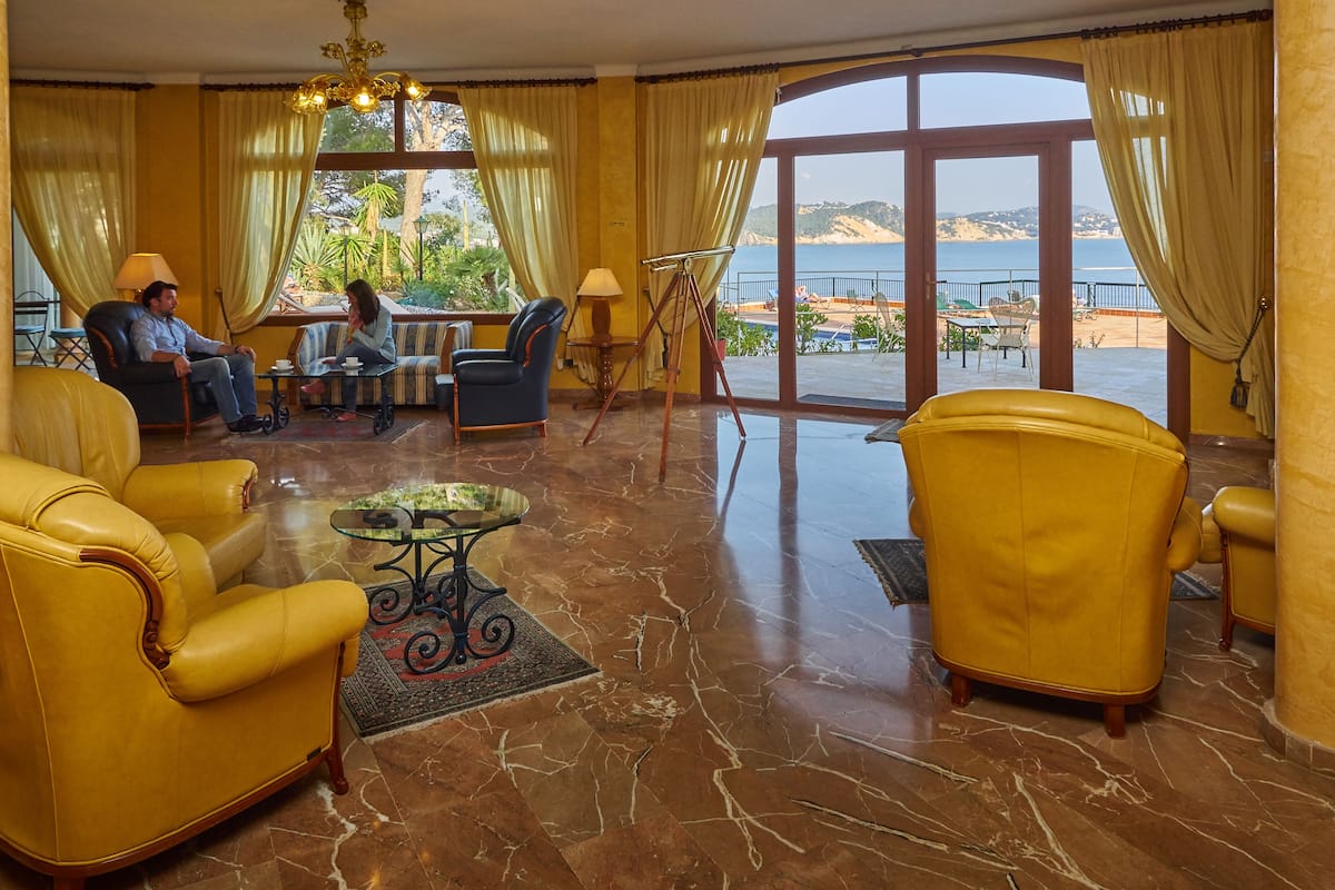 3 bars/lounges, swim-up bar, poolside bar