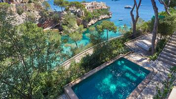 Hồ bơi trong nhà, 5 hồ bơi ngoài trời, dù/ô trên bãi biển/hồ bơi