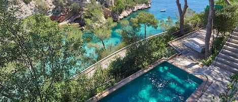 Indoor pool, 5 outdoor pools, pool umbrellas, sun loungers