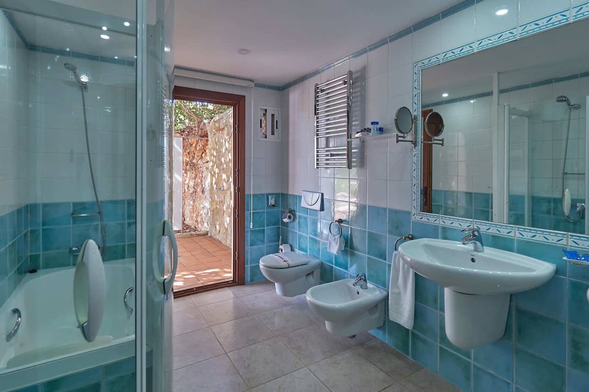 deluxe double room, 1 king bed, sea view, annex building | garden view