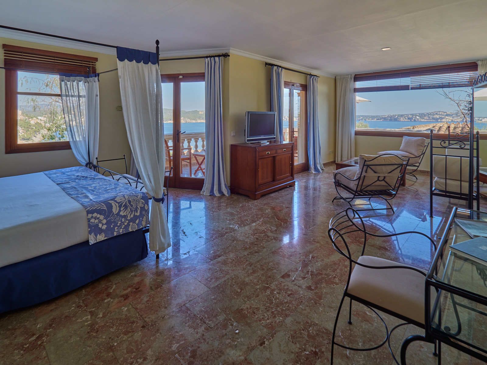 deluxe double room, 1 king bed, sea view, annex building | minibar, in-room safe, desk, iron/ironing board