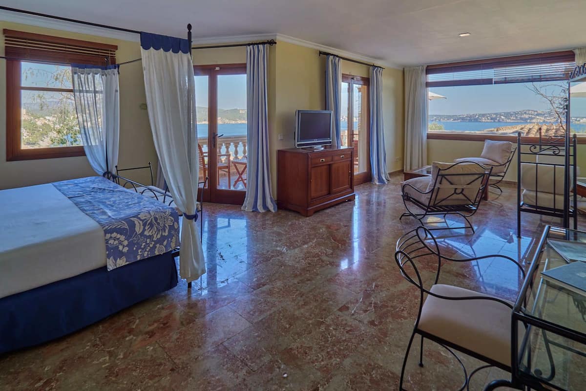 deluxe double room, 1 king bed, sea view, annex building | minibar, in-room safe, desk, iron/ironing board