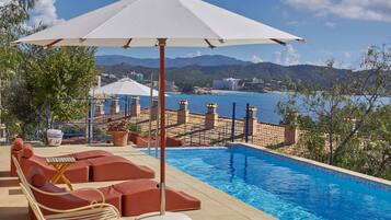 Una piscina techada, 5 piscinas al aire libre, sombrillas