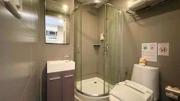Deluxe Room Twin Beds | Bathroom