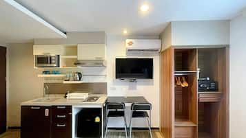 Deluxe Room Twin Beds | Individually furnished, iron/ironing board, free WiFi, bed sheets