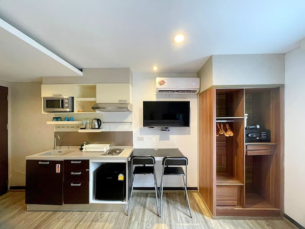 Deluxe Room Twin Beds | Individually furnished, iron/ironing board, free WiFi, bed sheets