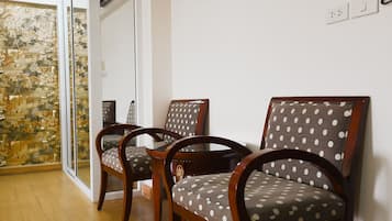 Deluxe Twin Room | Living area
