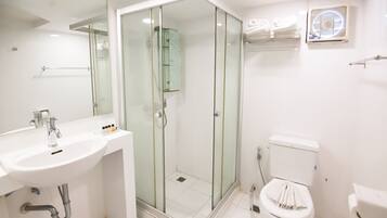 Deluxe Twin Room | Bathroom | Shower, rainfall showerhead, free toiletries, hair dryer