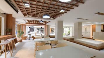 Breakfast and lunch served, international cuisine