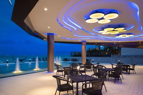 Outdoor pool, sun loungers