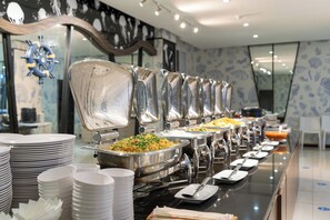 Daily buffet breakfast for a fee