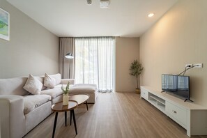 One Bedroom Suite | Living area - Rodina Beach Hotel (Pattaya)