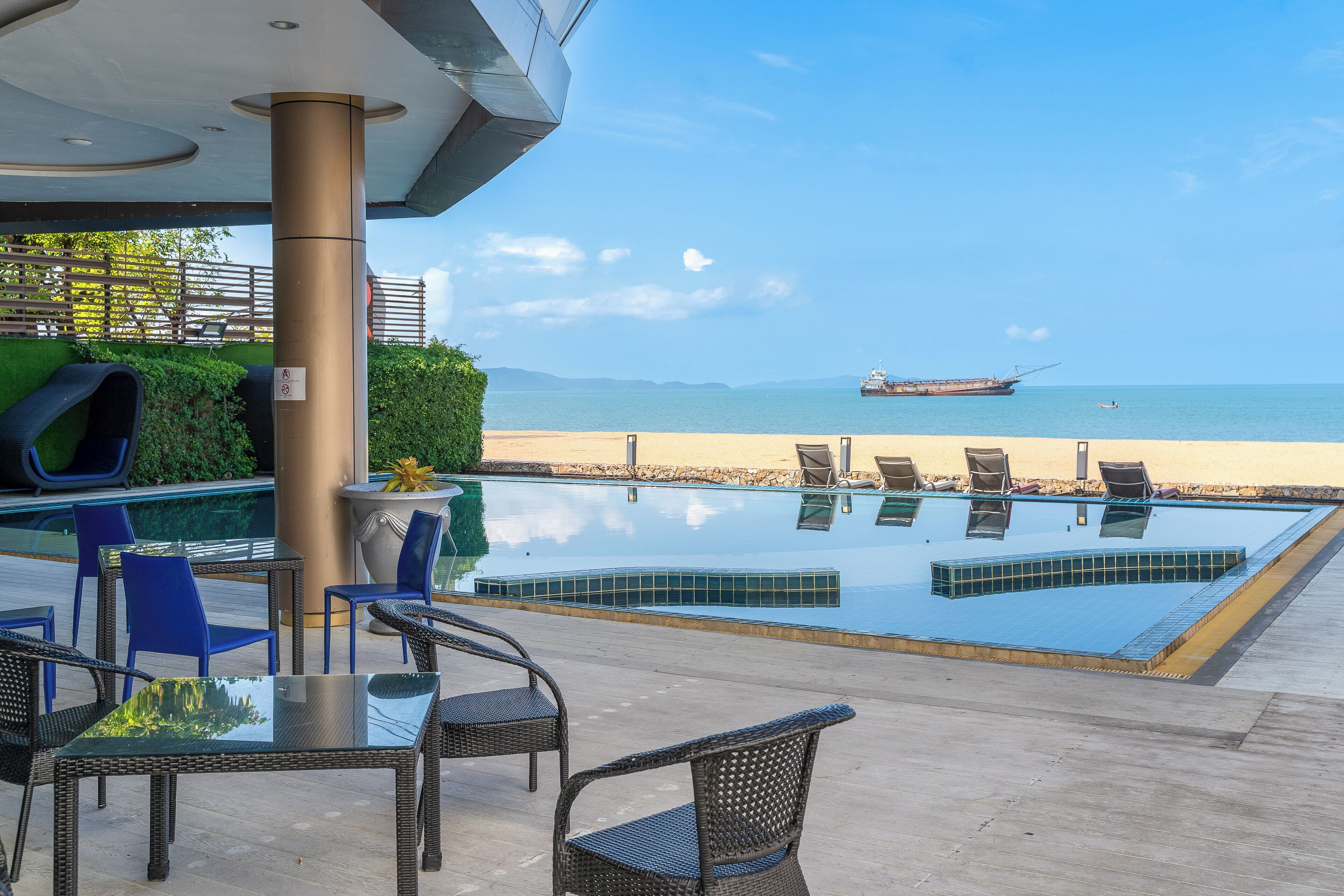 Alberca al aire libre y camastros 