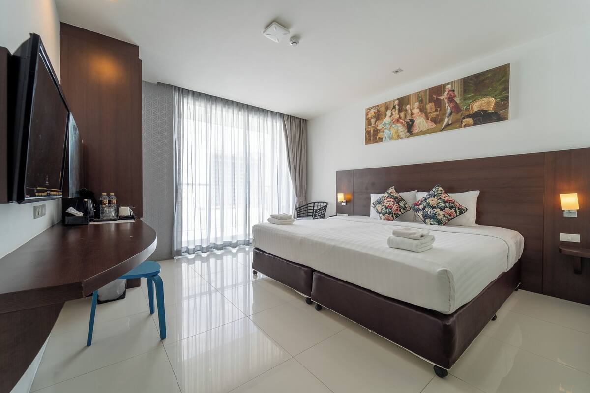 Desk, free WiFi, bed sheets