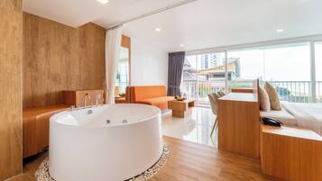 Honeymoon Suite King | Desk, free WiFi, bed sheets