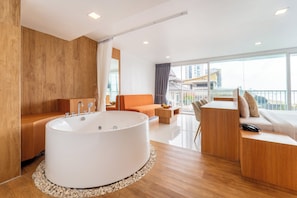Honeymoon Suite King | Desk, free WiFi, bed sheets - Rodina Beach Hotel (Pattaya)