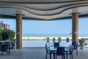 室外游泳池，日光浴躺椅