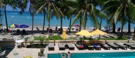 Piscine extérieure, parasols de plage