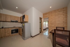 One-Bedroom Apartment | Cocina privada | Frigorífico, microondas, hervidor eléctrico y trona infantil