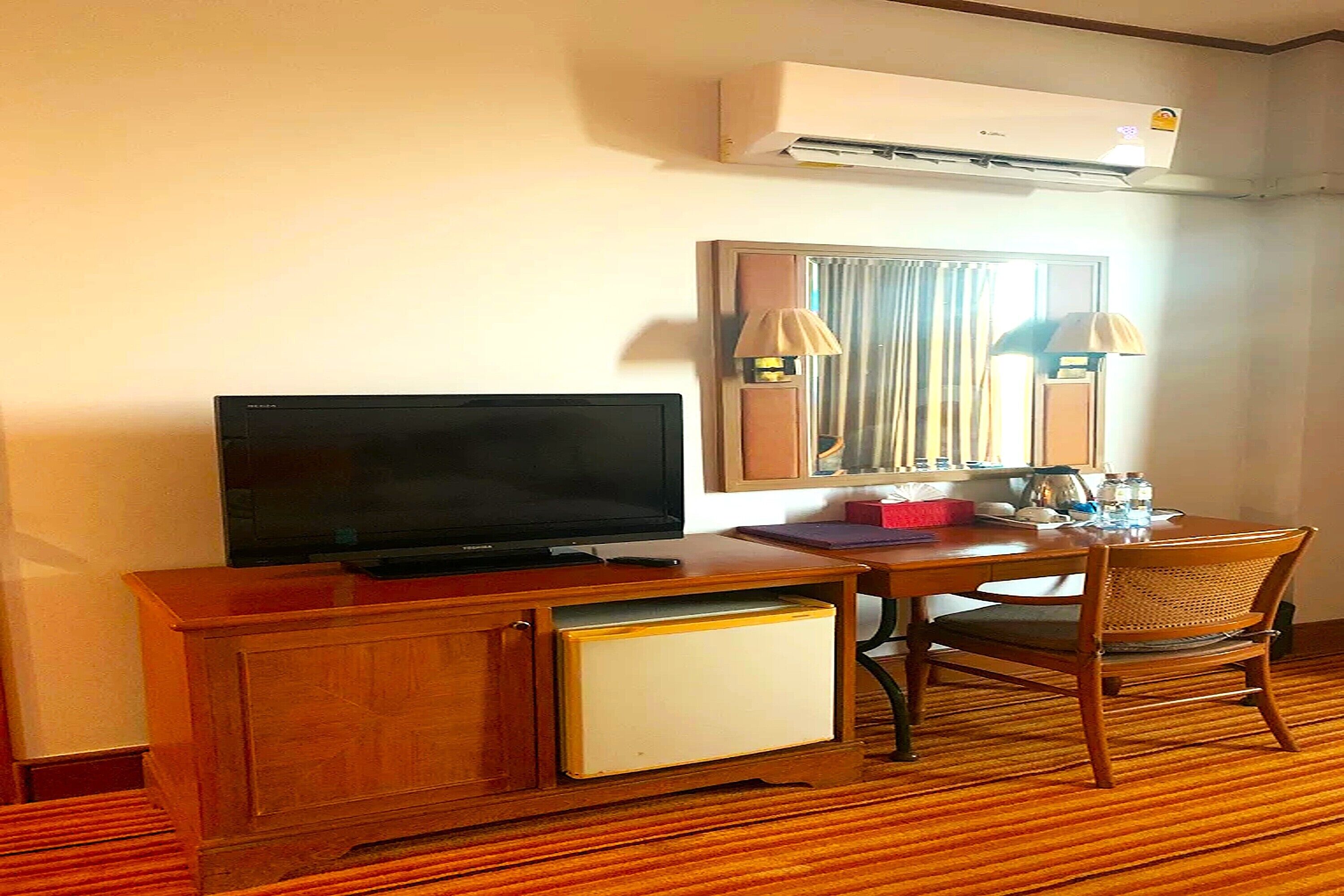 Deluxe Double Room | Hypo-allergenic bedding, desk, blackout drapes, rollaway beds