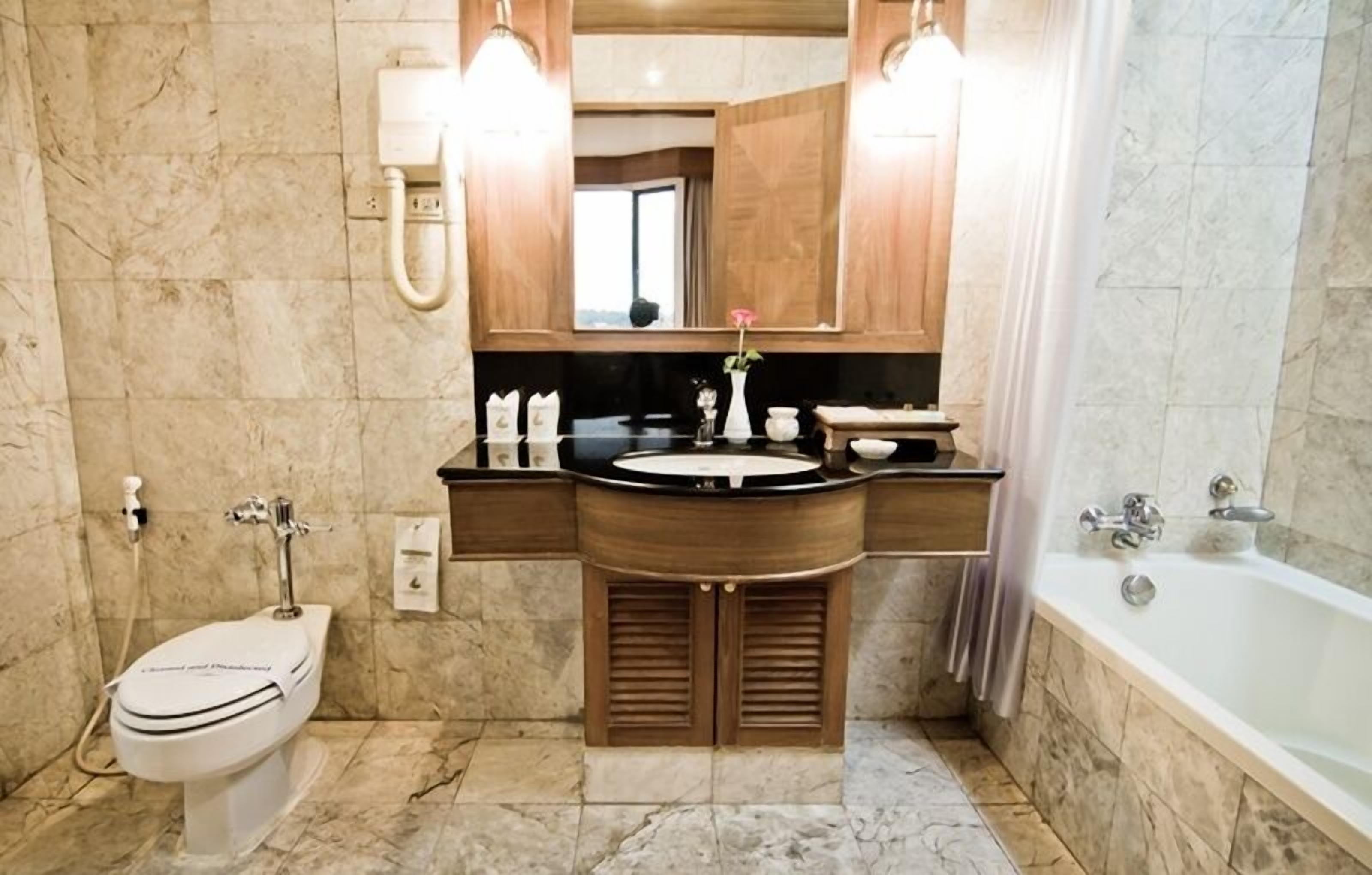 combined shower/bathtub, deep-soaking bathtub, free toiletries