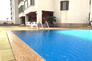 Una piscina al aire libre