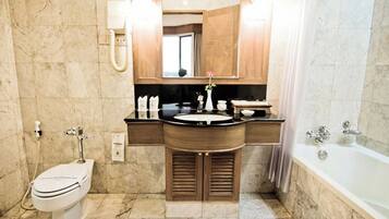 Deluxe Double Room | Bathroom | Combined shower/tub, rainfall showerhead, free toiletries, towels