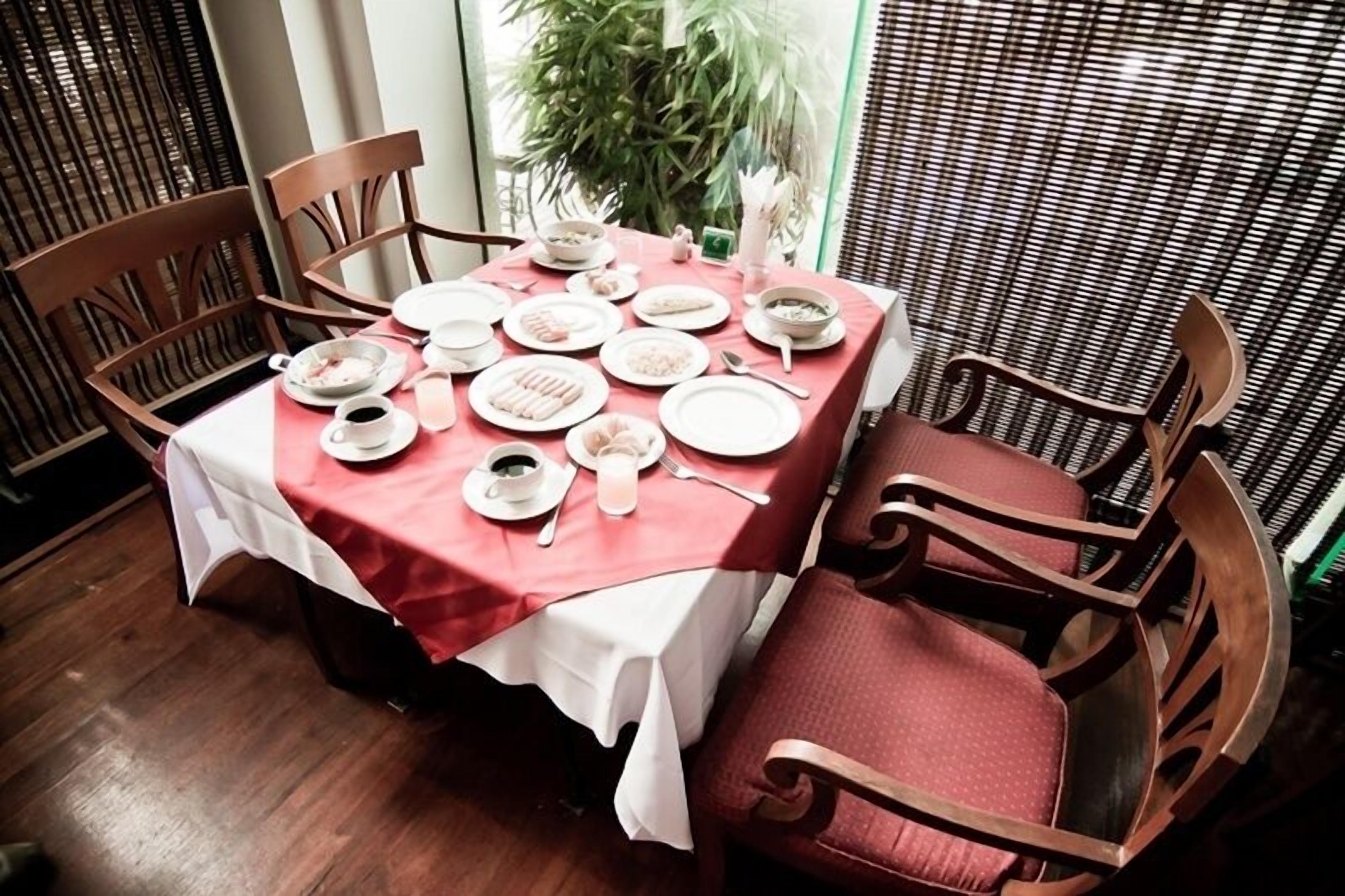 breakfast, lunch, dinner served; international cuisine