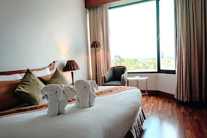 Deluxe Double Room | Hypo-allergenic bedding, desk, blackout drapes, rollaway beds