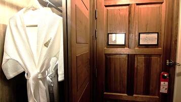 Phòng đôi Deluxe | Bộ đồ giường kháng dị ứng, bàn, màn/rèm cản sáng