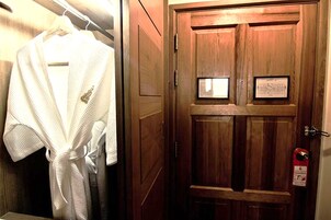 Quarto casal luxo | Roupas de cama antialérgicas, escrivaninha, cortinas blackout